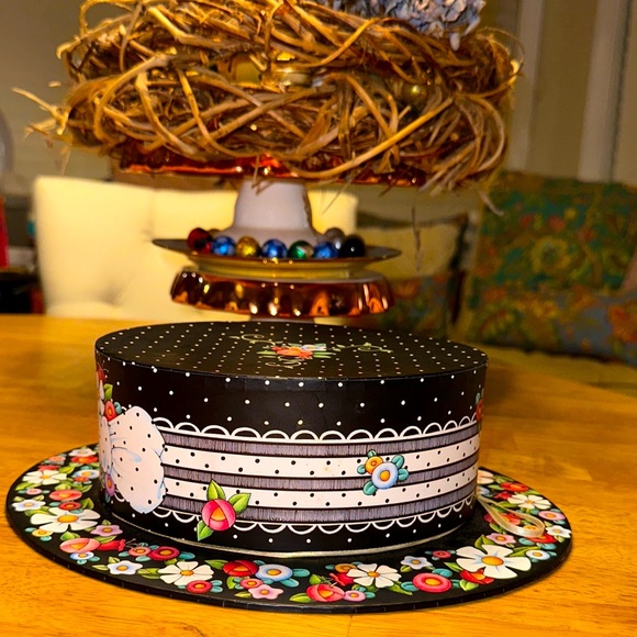 MARY ENGELBREIT LARGE FLORAL & BOW HAT And STORAGE BOX 10.5" X 9" X 3" W/tag - Picture 2 of 8